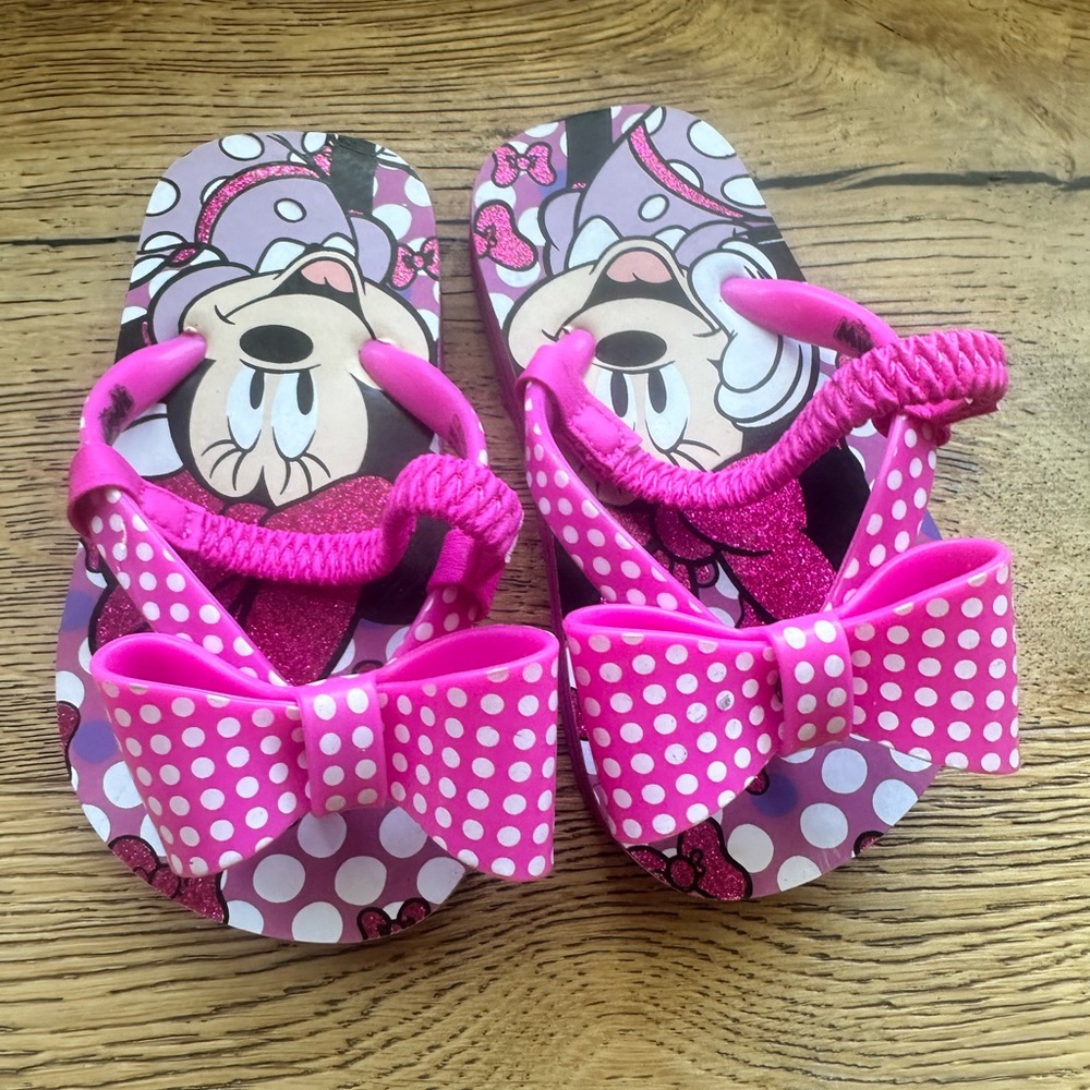 Worn once pink toddler Minnie Mouse flip flops